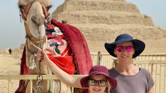 Mutter und Tochter stehen vor einem Kamel in Kairo – Ägypten Reise mit Kindern