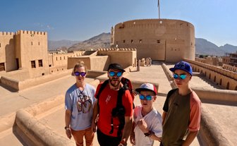 Familie macht Selfie auf der Terrasse des Nizwa Fort in Nizwa – Oman mit Kindern
