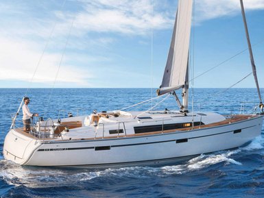 Ein Segelboot gleitet über das glitzernde Wasser, während ein Mann am Steuer steht und den Wind genießt.
