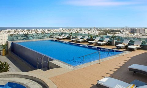 Außenpool im Royal Tulip Muscat Hotel – Familienreise Oman
