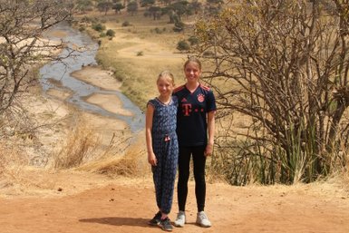 Jugendliche beim Fotografieren im Tarangire-Nationalpark – Tansania Reise mit Kindern
