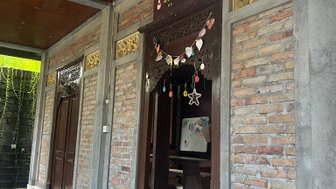 Tür eines Klassenraums auf dem Gelände von Yayasan Widya Guna – Bali mit Kindern