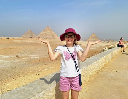 Mädchen blickt auf die Pyramiden von Gizeh in Kairo – Ägypten Reise mit Kindern