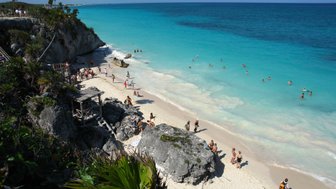 Glasklares türkisblaues Meer am feinsandigen Strand in Tulum – Mexiko Familienreis