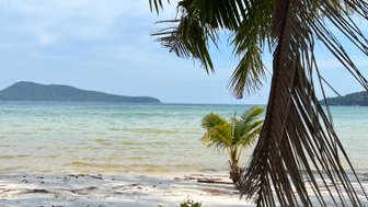 Weißer Sand und Palmen am Strand von Koh Rong Samloem – Kambodscha Reise mit Kindern