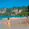 Mädchen spielen am Ufer eines tropischen Strandes – Thailand Familienreise