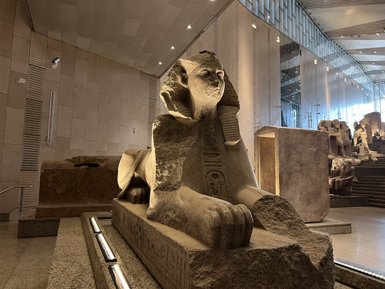 Sphinx im Grand Egyptian Museum - Ägypten mit Kindern
