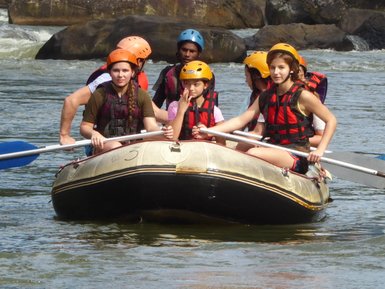 Kinder erleben ein Rafting-Abenteuer im Schlauchboot auf dem Fluss in Kitulgala – Sri Lanka Familienreise
