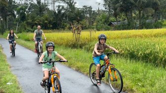 Kinder fahren gemeinsam Fahrrad durch Ubud – Bali Familienreise