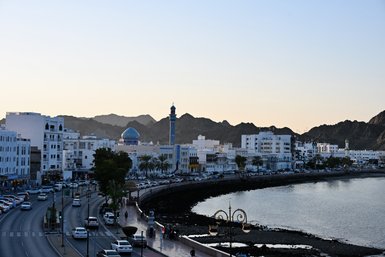 Spazierweg entlang der Küste an der Mutrah Corniche in Muscat – Oman Familienreise