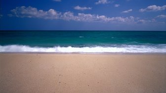 Sandstrand mit Wellen im Oman – Oman Familienreise