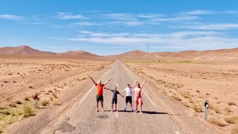  Familie macht ein Erinnerungsfoto auf einer Landstraße nahe dem Iriki-See – Familienurlaub in Marokko
