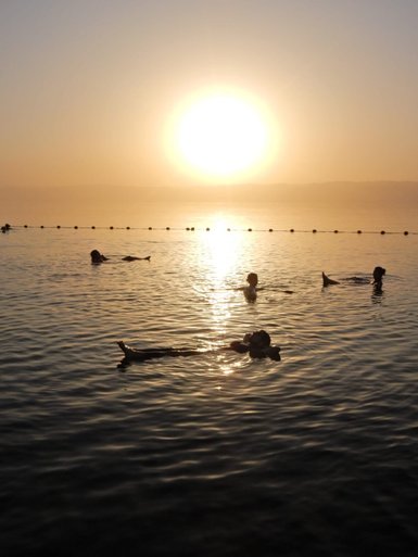 Baden im Toten Meer bei Sonnenuntergang - Jordanien Urlaub mit Kindern