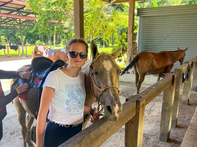 Frau erlebt Reitausflug am Strand an der Nordpazifikküste Costa Ricas – Costa Rica Familienreise   ChatGPT fragen