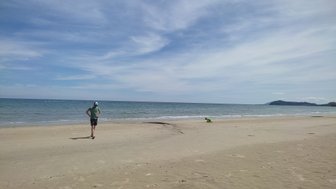 Vater mit seinem Kind am Strand des Nexus Resorts – Malaysia & Borneo Reise mit Kindern