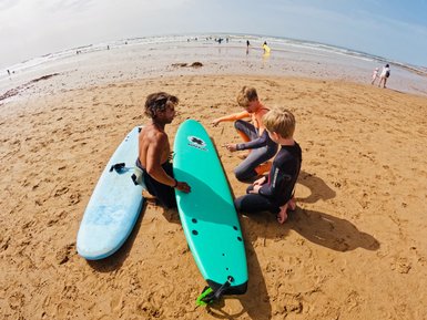 Kinder lernen das Surfen an der Atlantikküste Marokkos – Familienurlaub in Marokko