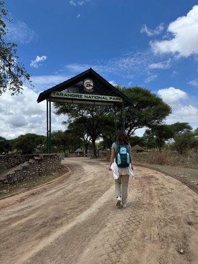 Frau am Eingang des Tarangire-Nationalparks in Tansania – Tansania Familienreise