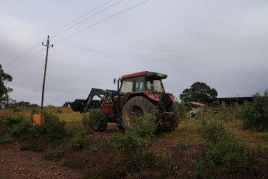 Traktor in der Skeiding Farm – Garden Route Reise mit Kindern