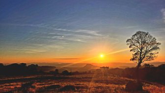 Farbenprächtiger Sonnenuntergang über der Landschaft von Rincón de la Vieja – Costa Rica Familienreise