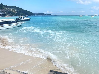Leuchtend blaues Wasser rund um Nusa Lembongan – Bali Reise mit Kindern