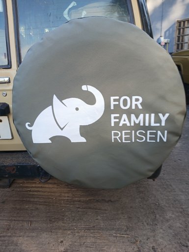 Jeep-Reifenabdeckung mit dem FFR Logo auf Safari – Tansania mit Kindern