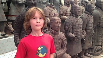 Junge betrachtet die Tonkrieger der Terrakotta-Armee in Xi’an – China Reise mit Kindern