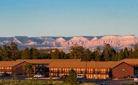 Ein Blick auf das Bryce View Lodge, umgeben von Bäumen und mit majestätischen Felsen im Hintergrund.