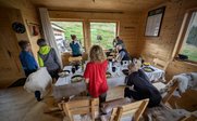 Familien in Wildnishütte beobachten Bär - Rumänien Erlebnisreise mit Kindern