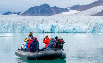 Zodiac im arktischen Eis bei Spitzbergen - Arktis Reise mit Kindern