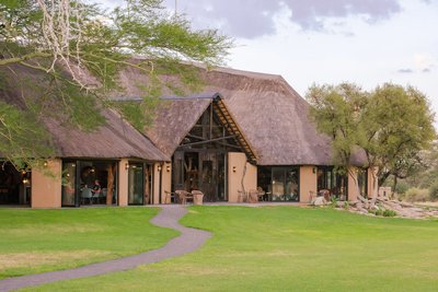 Außenansicht Okapuka Safari Lodge - Namibia Familienreise