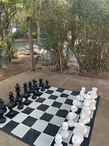 Schachspiel im Freien auf der Makutsi Safari Farm – Südafrika Familienreise