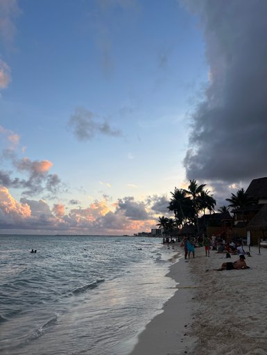 Sonnenuntergang mit leuchtenden Wolken über dem Meer bei Playa del Carmen – Mexiko Familienreise