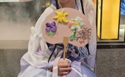 Mädchen im traditionellen lila-weißen Hanfu-Kleid - China for family - China mit Kindern