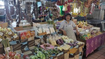 Geschäft in Kota Kinabalu bietet lokale Produkte – Malaysia & Borneo Reise mit Kindern