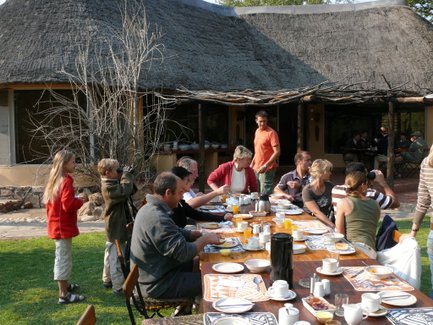 Gäste bei namibischem Braai - Namibia Familienreise