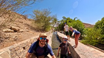 Familie macht Selfie im Dorf Birkat Al Mauz – Oman Reise mit Kindern