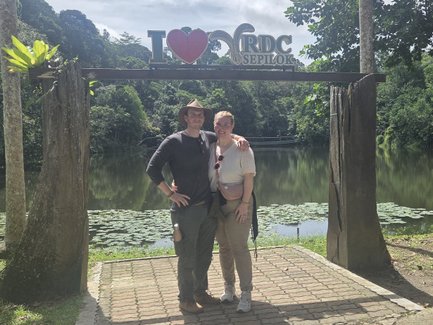 Teenager stehen vor einem Teich mit Seerosenblättern im Sepilok Rainforest Discovery Centre - Malaysia Familienreise