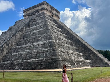 Teenager-Mädchen wird vor der Pyramide von Chichén Itzá fotografiert – Mexiko mit Kindern