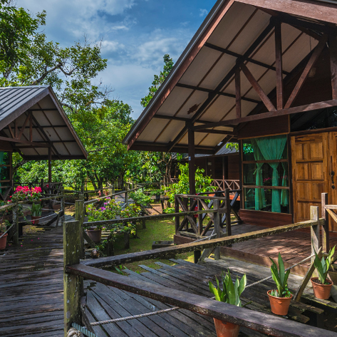 Ein entspannendes Resort inmitten des Borneo-Regenwaldes, umgeben von üppigem Grün und blühenden Pflanzen.