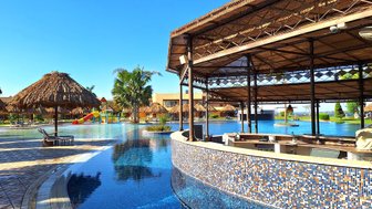 Hotelpool mit Swim-up Bar Jolie Maritim Luxor - Familienreise nach Ägypten