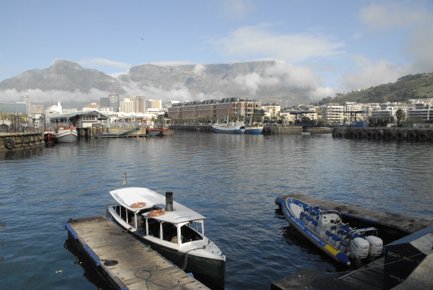 Blick auf die Boote im Hafen der V&A Waterfront in Kapstadt – Garden Route mit Kindern
