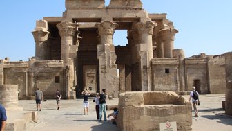 Imposante Säulen im Tempel von Kom Ombo – Ägypten Reise mit Kindern