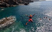 Kind springt von Klippe ins Wasser - Madeira for family - Familienreisen nach Madeira