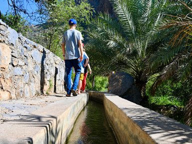 Kinder spazieren im Dorf Misfat Al Abriyeen – Oman mit Kindern