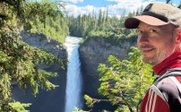 Mann steht vor Wasserfall umgeben von Natur - Westkanada for family individuell - Westkanada mit Kindern individuell