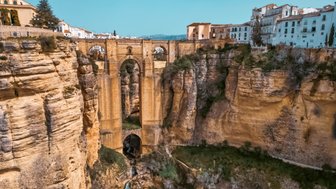 Ein beeindruckender Blick auf die Schlucht von Ronda, mit einer majestätischen Brücke, die über die Klippen führt.