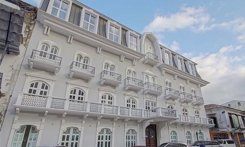 Das zentrale Hotel in Casco Viejo, Panama, beeindruckt mit seiner eleganten weißen Fassade und vielen Balkonen.