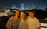 Mutter mit zwei Kindern vor Skyline - Panama for family individuell - Panama mit Kindern individuell