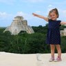 Kleines Mädchen lächelnd vor der Pyramide in Uxmal – Mexiko Familienreise