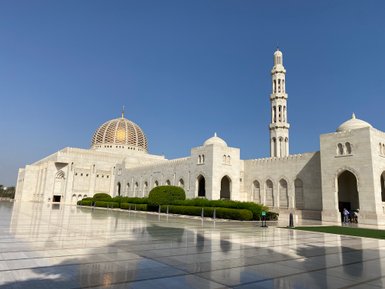 Gartenanlage und Außenbereich der Sultan-Qabus-Moschee in Muscat – Oman mit Kindern
